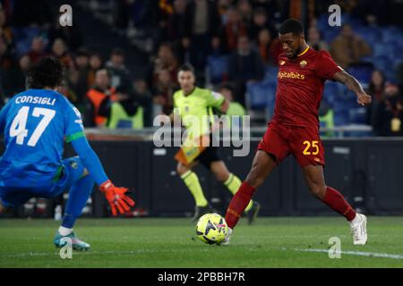 Rome, Italie. 12th mars 2023. Georginio Wijnaldum, à droite, d'AS Roma, prend la parole en tant qu'Andrea Consigli, gardien de but de Sassuolo, tente de l'arrêter pendant la série Un match de football entre Roma et Sassuolo au stade olympique de Rome, Rome, Italie, 12 mars 2023. Sassuolo défait Roma 4-3. Crédit: Riccardo de Luca - mise à jour des images/Alamy Live News Banque D'Images