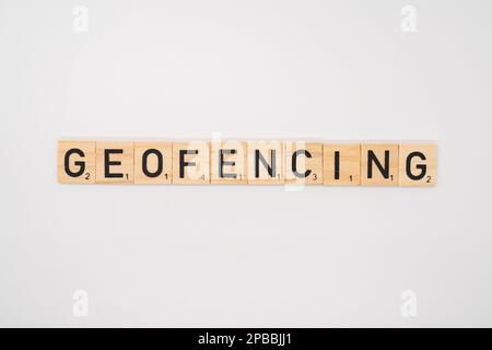 L'orthographe du titre en bois le mot geofencing isolé sur un fond blanc Banque D'Images