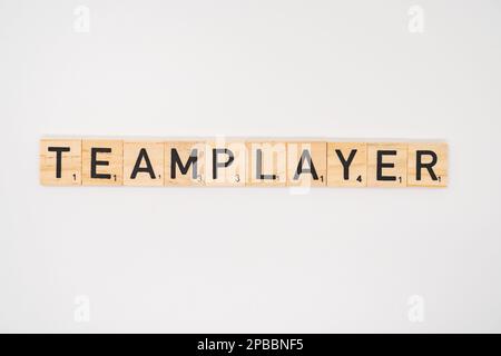 Carrelage en bois épelant le mot teamPlayer isolé sur un fond blanc Banque D'Images