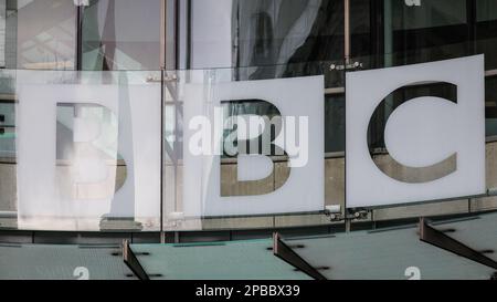 Londres, Royaume-Uni. 12th mars 2023. L'extérieur de la BBC Broadcasting House dans le centre de Londres aujourd'hui. La Société a fait les gros titres à la suite de la suspension du présentateur de BBC Sports Gary Lineker après avoir publié des commentaires sur les médias sociaux considérés comme controversés par certains. Credit: Imagetraceur/Alamy Live News Banque D'Images