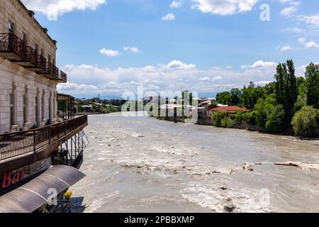 Kutaisi, Géorgie, 04.06.21. Rivière Rioni à Kutaisi, vue sur le paysage avec des pierres blanches et des bâtiments traditionnels sur la rive de la rivière. Banque D'Images