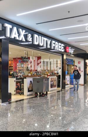 Buenos Aires, Argentine, 18 novembre 2022: Boutique hors taxes à l'aéroport international Jorge Newbery. Banque D'Images