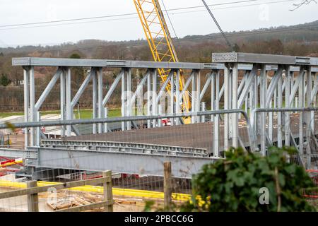 Wendover, Buckinghamshire, Royaume-Uni. 12th mars 2023. Un chantier de construction de train à grande vitesse en HS2 à Wendover, Buckinghamshire. HS2 ont démoli six maisons résidentielles et sont en train de construire une nouvelle route temporaire qui comprend un grand pont en métal (illustré) qui sera en place pendant deux ans. Il a été annoncé que la phase de Birmingham à Crewe de HS2 a été mise en attente en raison de l'escalade des coûts. HS2 les coûts devraient augmenter à plus de 100 milliards de livres. Crédit : Maureen McLean/Alay Live News Banque D'Images