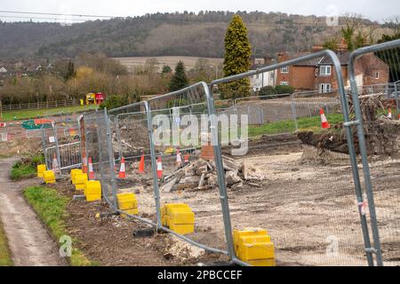 Wendover, Buckinghamshire, Royaume-Uni. 12th mars 2023. Un chantier de construction de train à grande vitesse en HS2 à Wendover, Buckinghamshire. HS2 ont démoli six maisons résidentielles et sont en train de construire une nouvelle route temporaire qui comprend un grand pont en métal qui sera en place pendant deux ans. Il a été annoncé que la phase de Birmingham à Crewe de HS2 a été mise en attente en raison de l'escalade des coûts. HS2 les coûts devraient augmenter à plus de 100 milliards de livres. Crédit : Maureen McLean/Alay Live News Banque D'Images