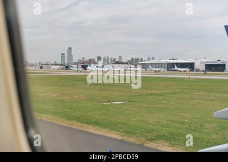 Buenos Aires, Argentine, le 18 novembre 2022 : vue depuis une fenêtre d'un Boeing 737-700 de Aerolineas Argentinas alors qu'il roulait sur la piste Banque D'Images