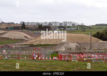 Wendover, Buckinghamshire, Royaume-Uni. 12th mars 2023. Un chantier de construction de train à grande vitesse en HS2 à Wendover, Buckinghamshire. HS2 ont démoli six maisons résidentielles et sont en train de construire une nouvelle route temporaire qui comprend un grand pont en métal qui sera en place pendant deux ans. Il a été annoncé que la phase de Birmingham à Crewe de HS2 a été mise en attente en raison de l'escalade des coûts. HS2 les coûts devraient augmenter à plus de 100 milliards de livres. Crédit : Maureen McLean/Alay Live News Banque D'Images