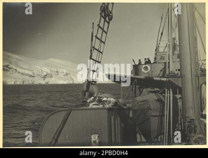Pont du HMAS Wyatt EARP. Le 26 décembre 1947, un petit bateau à moteur à coque en bois, non-exposant, part de Hobart pour l'Antarctique. Le voyage serait le premier à opérer sous la bannière de l'expédition nationale australienne de recherche sur l'Antarctique (ANARE), une série d'initiatives d'après-guerre visant à établir des stations de recherche scientifique australiennes en Antarctique et dans les territoires sous-antarctiques de Heard Island et de Macquarie Island. Banque D'Images