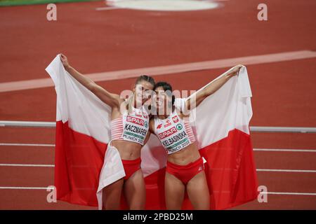 Natalia KACZMAREK (médaillée d'argent) et Anna KIEŁBASIŃSKA (médaillée de bronze) célébrant après 400m au Championnat européen d'athlétisme Banque D'Images