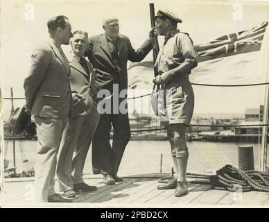 Deuxième commandant de l'EARP de Wyatt de HMAS, le capitaine William Cook (à droite) rencontre des dignitaires sur le pont, vers 1947. Banque D'Images