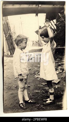 1920 CA, USA : deux frères ou amis jouent comme GANGSTERN avec un jouet revolver . - JOUETS - giocattolo - giocattoli - FOTO STORICHE - PHOTOS D'HISTOIRE - GIOCO - soeur et frère - - bebé - BAMBINO - BAMBINI - ENFANT - ENFANTS - BÉBÉ - ANNI VENTI - 20's - '20 - ODDITY - FOTO NON PROFESSIONNEL - SPONTANEA - fotograamorifo - FUN - DRÔLE - buffo - divertimento - STRANEZZA - main levée - cambriolage - RAPINA - GIOCO - piscola - pistolet - arme à feu - arma - fractello e sorella - amici - amis - mani in alto - rapina - - -- Archivio GBB Banque D'Images