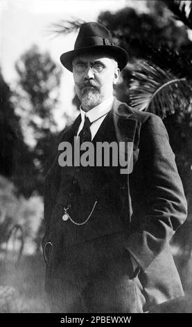 1920 ca : le politicien italien IVANOE BONOMI ( 1873 - 1951 ), homme politique et homme d'État avant et après la Seconde Guerre mondiale . Bonomi a été ministre des travaux publics de 1916 à 1917, et ministre de la guerre en 1920 - aidant à négocier un traité avec la Yougoslavie (le Traité de Rapallo). Plus tard en 1920, il est devenu ministre du Trésor. En 1921, il est devenu Premier ministre de l'Italie pour la première fois, dans un gouvernement de coalition. Début 1922, son gouvernement s'est effondré, et il a été remplacé comme Premier ministre par Luigi Facta, au milieu de l'insurrection fasciste menée par Benito Mussolini. En octobre 1922, Mussol Banque D'Images