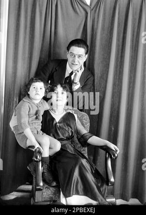 1918 , New York, Etats-Unis : le célèbre baryton Metropolitan Theatre Opera Singer ROBERT COUZINOU ( 1888 - 1959 ) En famille - CANTANTE LIRICO - OPERA - MUSICA CLASSICA - classique - BARITONO - portrait - ritratto - classique - collier - colletto - cravate - cravatta - fermacravatta - collana di perle - figlio - son - FAMIGLIA - mogle - femme - orologio da polso - Swatch ---- Archivio GBB Banque D'Images