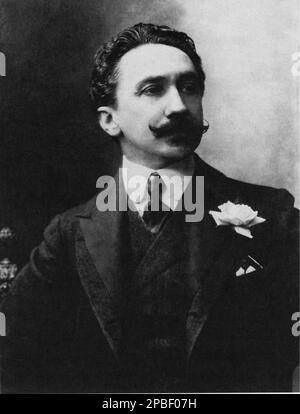 1885 , FRANCE : l'écrivain et poète français dandy Comte ROBERT DE MONTESQUIOU ( 1855 - 1921 ) , modèle pour le rôle du Baron de Charlus dans Marcel Prouse la recherche du temps perdu . Ami de l'écrivain italien Gabriele d'Annunzio , Jean Cocteau , Jean Lorrain et Marchesa Luisa Casati . - SCRITTORE - LETTERATO - LITTÉRATURE - LETTERATURA - GAY - homosexuel - omosessuale - Omosessualità - LGBT - homosexualité - tie - Cravatta - bachigi - moustache - rosa - rose - collier - colletto - SNOB - DANDY --- Archivio GBB Banque D'Images