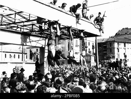 1945 , 28 avril , Milan , Italie : le fasciste Duce BENITO MUSSOLINI avec l'amant CLARTTA PETACCI corps exposé à Piazza Loreto . Autres exposés ont été : TERUZZI , BOMBACCI , ALESSANDRO PAVOLINI et ACHILLE STARACE - ritratto - portrait - POLITICA - POLICO - ITALIA - POLITIC - portrait - ITALY - FASCISMO - FASCISME - FASCISTA - FASCISTE - LIBERAZIONE - RESTISTENZA - militaire - militare - Seconde Guerre mondiale - GUERRA MONDIALE - 2nd - ITALIA - post mortem - Cadeveri - cadevere --- Archivio GBB Banque D'Images