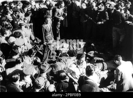 1945 , 28 avril , Milan , Italie : Le fasciste Duce BENITO MUSSOLINI avec amant CLARTTA PETACCI corps exposés à Piazza Loreto - ritrato - portrait - POLITICA - POLITHO - ITALIA - POLITIQUE - portrait - ITALIE - FASCISMO - FASCISME - FASCISTA - FASCISTE - LIBERAZIONE - RESTISTENZA - militaire - militare - Seconde Guerre mondiale GUERRA MONDIALE - 2nd - ITALIA - post mortem - cadravi - cadrave --- Archivio GBB Banque D'Images