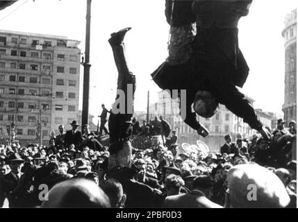 1945 , 28 avril , Milan , Italie : Le fasciste Duce BENITO MUSSOLINI avec amant CLARTTA PETACCI corps exposés à Piazza Loreto - ritrato - portrait - POLITICA - POLITHO - ITALIA - POLITIQUE - portrait - ITALIE - FASCISMO - FASCISME - FASCISTA - FASCISTE - LIBERAZIONE - RESTISTENZA - militaire - militare - Seconde Guerre mondiale GUERRA MONDIALE - 2nd - ITALIA - post mortem - cadravi - cadrave --- Archivio GBB Banque D'Images