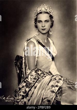 1930 environ , Roma , Italie : la princesse belge Marie José de BELGIQUE ( Ostende 4 août 1906 - Genève 27 janvier 2001 ) , future dernière reine d'Italie , mariée en 1930 avec le prince italien de Piemonte UMBERTO II di SAVOIA ( 1904 - 1983 ) . Dans cette photo avec le tiara conçu par Umberto lui-même . Portrait de Ghitta Castell , Roma - Maison de BRABANT - BRABANTE - royalite - nobili italiani - nobiltà - principessa reale - ITALIA - BELGIO - Maria Jose' - ritratto - collana - collier - perla - perle - perle - bijou - bijoux - gioiello - gioielli - bijoux - corona - couronne - orecchino - Banque D'Images