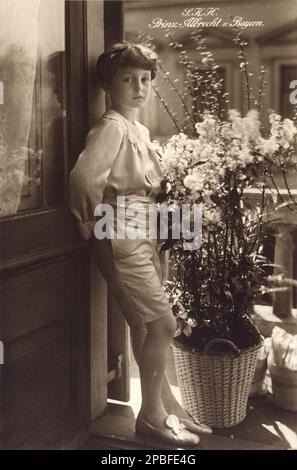 1913 CA , Bavière , Allemagne : le prince von Bayer ALBRECHT ( 1905 - 1996 ) Duc de Bavière .photo de F. Grainer , Munchen. Albrecht était le fils de Rupprecht Crown Prince de Bavière et de sa première femme Duchess Marie Gabrielle . Il était le seul enfant du mariage. Son grand-père était Ludwig III de Bavière le dernier roi de Bavière. Sa famille, la Maison de Wittelsbach , s'opposait au régime de l'Allemagne nazie. En octobre 1944, les Wittelsbachs ont été arrêtés et emprisonnés dans le camp de concentration de Sachsenhausen à Oranienburg, dans le Brandebourg. En avril 1945, ils ont été transférés à la conce de Dachau Banque D'Images