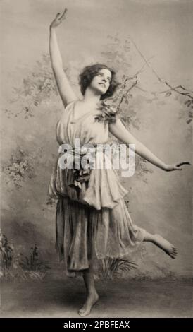 1916 CA , USA : la chanteuse et danseuse MAUDE ALLAN ( 1880, Toronto, Ontario, Canada - 1956, Los Angeles, Californie ), née Maud Durrant , a changé son nom de Durrant pour échapper à la notoriété de son frère: Theodore Durrant a été reconnu coupable et exécuté pour avoir tué deux femmes à San Francisco en 1898 . Allan a été accusé par les danseuses modernistes danseuses danseuses ballerinas Isadora Duncan et Ruth St. Denis de voler leurs danses . Dans cette photo Maude Allan dans le rôle du Printemps par le peintre de la Renaissance Sandro Botticelli ( la Primavera ) - MAUD - BROADWAY - MUSICAL - DANZA LIBERA Banque D'Images