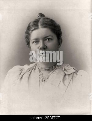 1900 CA , Etats-Unis : la compositrice et pianiste américaine AMY MARCY CHENEY BEACH ( 1867 - 1944 ). Elle a été la première femme américaine à succès à composer de la musique d'art à grande échelle. La plupart de ses compositions et de ses performances étaient sous le nom de Mme H.H.A. Plage . Ses compositions comprennent la Messe en E Flat Major (1892), la Symphonie gaélique (1893), une sonate pour violon, un concerto pour piano, les variations sur les thèmes des Balkans, un quintet pour piano, plusieurs compositions de musique chorale et de chambre (dont la Pastorale pour vents), de la musique de piano et de l'opéra Cabildo (1932). Elle était toutefois la plus populaire pour ses chansons. Elle Banque D'Images