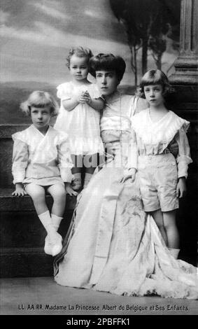 1908 environ , Château de Stuyvenberg , Bruxelles , Belgique : la princesse belge Marie José de BELGIQUE ( 1906 - 2001 ) , future dernière reine d'Italie en 1946 , mariée en 1930 avec le prince italien de Piemonte UMBERTO II di SAVOIA ( 1904 - 1983 ). Dans cette photo avec sa mère la REINE ELISABETH de Belgique ( Duchesse de BAVIÈRE , 1876 - 1956 ), mariée au roi Albert I de Beligians ( 1875 - 1934 ) , et ses deux frères : Le futur roi LÉOPOLD III ( 1901 - 1983 ) et le comte de Prince CHARLES de Flandre ( 1903 - 1983 ). Leopold était le père du roi de Belges Baudoin ( 1930 - 1993 ). Tél Banque D'Images