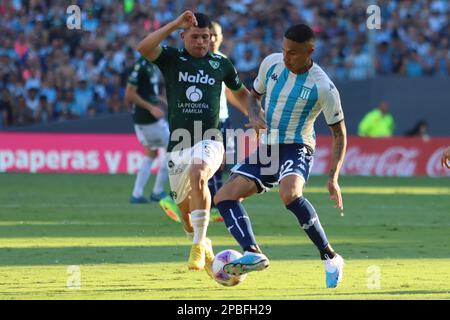 Avellaneda, Argentine, 12, mars 2023. Paolo Guerrero de Racing Club dribbles avec le ballon pendant le match entre Racing Club vs. Club Atletico Sarmiento, match 7, Professional Soccer League of Argentina 2023 (Liga Profesional de Futbol 2023 - Torneo Binance). Crédit: Fabideciria. Banque D'Images