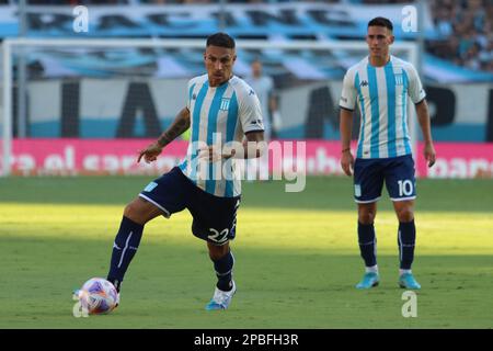 Avellaneda, Argentine, 12, mars 2023. Paolo Guerrero de Racing Club dribbles avec le ballon pendant le match entre Racing Club vs. Club Atletico Sarmiento, match 7, Professional Soccer League of Argentina 2023 (Liga Profesional de Futbol 2023 - Torneo Binance). Crédit: Fabideciria. Banque D'Images