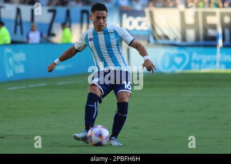 Avellaneda, Argentine, 12, mars 2023. Oscar Opazo de Racing Club passe le ballon pendant le match entre Racing Club vs. Club Atletico Sarmiento, match 7, Professional Soccer League of Argentina 2023 (Liga Profesional de Futbol 2023 - Torneo Binance). Crédit: Fabideciria. Banque D'Images