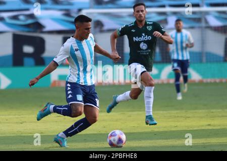 Avellaneda, Argentine, 12, mars 2023. Matias Rojas du Racing Club dribbles avec le ballon pendant le match entre Racing Club vs. Club Atletico Sarmiento, match 7, Professional Soccer League of Argentina 2023 (Liga Profesional de Futbol 2023 - Torneo Binance). Crédit: Fabideciria. Banque D'Images