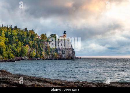 Lever de soleil au-dessus du lac supérieur en automne près du phare de Split Rock sur la rive nord du Minnesota Banque D'Images