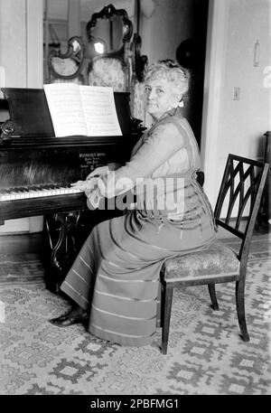 1916 ca : Maria TERESA CARRENO Garcia de Sena ( 1853 - 1917 ) était pianiste, chanteuse, compositrice et chef d'orchestre vénézuélien. Née dans une famille musicale, elle a d'abord été enseignée par son père et son talent a été reconnu à un jeune âge. En 1862, sa famille émigra à New York et, à l'âge de 8 ans, elle fit ses débuts à Irving Hall la même année. En 1863, elle se produit pour Abraham Lincoln à la Maison Blanche. n 1866 Teresa s'installe en Europe et commence à tourner, faisant ses débuts en tant que chanteuse d'opéra en 1876. Ce n'est qu'en 1885 qu'elle est retournée au Venezuela, et ensuite seulement pour une courte période. En 1 Banque D'Images