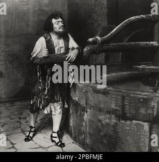 1915 :le chanteur italien d'opéra le plus célèbre tenore ENRICO CARUSO ( Napoli 1873 - 1921 ) à SAMSON ET DELILAH ( Samson et Dalila - Sansone e Dalila ) par Camille Saint-Saens au METROPOLITAN THEATRE, USA . Photo de White , New York - OPERA CLASSICA - classique - Dalilah - cantante lirico - Teatro - catène - chaînons - barbe - barba - ritrato - portrait --- Archivio GBB Banque D'Images