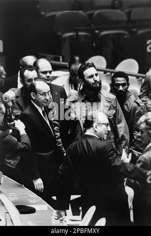 1960 , 22 septembre , Washington , Etats-Unis : le président de Cuba FIDEL CASTRO Ruz ( né 13 août 1926 ) arrive à une réunion de l'Assemblée générale des Nations Unies . Photo de Warren K. Leffler de la revue U.S. Actualités et Rapport mondial - POLITI - POLITICA - ONU - NAZIONI UNITE - POLITIQUE - SOCIALISTE - SOCIALISMO - SOCIALISME - COMUNISTA - COMUNISMO - COMMUNISTE - COMMUNISME - foto storiche - foto storica - RIVOLUZIONE - RÉVOLUTION - RIVOLUZIONARIO - conferenza stampa - conférence de presse - barbe barba --- Archivio GBB Banque D'Images