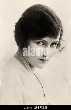 1920 CA , Grande-Bretagne : l'actrice de théâtre et de cinéma muet FAY COMPTON ( Virginia Lilian Emeline Compton Mackenzie , 1894 - 1978 ), était une actrice anglaise d'une lignée d'acteur remarquable; son père était le gérant d'acteur Edward Compton; Sa mère, Virginia Bateman, était un membre distingué de la profession, tout comme sa sœur, l'actrice Viola Compton, ses oncles et ses tantes. Son grand-père était une sommité théâtrale du 19th siècle, Henry Compton. Le romancier gay Sir Edward Compton Mackenzie, était son frère . Il a fait sa marque dans les plusieurs pièces de J. M. Barrie (de Peter Pan renommée) dans Banque D'Images