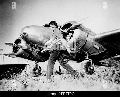 1937 CA , Etats-Unis : Portraits de la plus célèbre aviateur AMELIA EARHART ( 1897 - 1937 ) et Lockheed L-10E Electra NR 16020 . Earhart a été la première femme à recevoir la Croix de vol distinguée qu'elle a reçu comme première aviatrix à voler en solo à travers l'océan Atlantique. Elle a établi de nombreux autres records, écrit des livres à succès sur ses expériences de vol, et a joué un rôle déterminant dans la formation des Ninety-Nines, une organisation pour les pilotes féminins. Au cours d'une tentative de vol de contournement du globe en 1937, Earhart a disparu au-dessus du centre de l'océan Pacifique près de Howl Banque D'Images