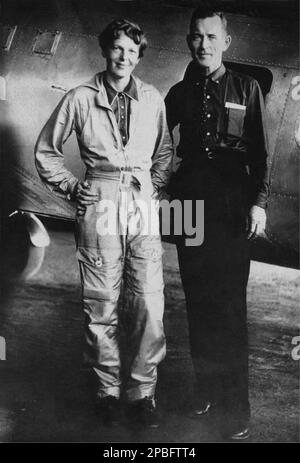 1937, Etats-Unis : Portraits de la plus célèbre aviatrice AMELIA EARHART ( 1897 - 1937 ) et son navigateur FRED NOONAN , ont décollé sur un tour du monde qui peut avoir pris fin sur l'appartement de Nikumaroro freef . Earhart a été la première femme à recevoir la Croix de vol distinguée qu'elle a reçu comme première aviatrix à voler en solo à travers l'océan Atlantique. Elle a établi de nombreux autres records, écrit des livres à succès sur ses expériences de vol, et a joué un rôle déterminant dans la formation des Ninety-Nines, une organisation pour les pilotes féminins. Lors d'une tentative de vol de contournement du Banque D'Images