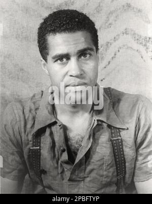 1938 , 23 juin , New York , Etats-Unis : l'acteur noir américain ROBERT EARL JONES ( 1910 - 2006 ) , dans Langston Hughes '' ne voulez pas être libre ' , portrait de Carl VAN VECHTEN ( 1880 - 1964 ). Robert Earl Jones était le père de l'acteur James Earl Jones ( né en 1931 . ) Jones, un abandon scolaire, était un sharrecropper, et un prizefighter de boxe avant de faire son chemin, via Chicago, à New York City et une carrière sur scène et dans le film. Sous le nom de 'lutte contre Bill Stovall', il était un partenaire de Joe Louis . Dans l'ensemble, Jones est apparu dans plus de vingt films, dont le Cotton Club Banque D'Images