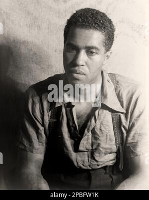 1938 , 23 juin , New York , Etats-Unis : l'acteur noir américain ROBERT EARL JONES ( 1910 - 2006 ) , dans Langston Hughes '' ne voulez pas être libre ' , portrait de Carl VAN VECHTEN ( 1880 - 1964 ). Robert Earl Jones était le père de l'acteur James Earl Jones ( né en 1931 ). Jones, qui a quitté ses études, était un sharrecropper et un boxeur avant de se rendre, via Chicago, à New York et de faire une carrière sur scène et dans le cinéma. Sous le nom de 'lutte contre Bill Stovall', il était un partenaire de Joe Louis . Dans l'ensemble, Jones est apparu dans plus de vingt films, dont le Cotton Club Banque D'Images