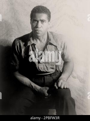 1938 , 23 juin , New York , Etats-Unis : l'acteur noir américain ROBERT EARL JONES ( 1910 - 2006 ) , dans Langston Hughes '' ne voulez pas être libre ' , portrait de Carl VAN VECHTEN ( 1880 - 1964 ). Robert Earl Jones était le père de l'acteur James Earl Jones ( né en 1931 ). Jones, qui a quitté ses études, était un sharrecropper et un boxeur avant de se rendre, via Chicago, à New York et de faire une carrière sur scène et dans le cinéma. Sous le nom de 'lutte contre Bill Stovall', il était un partenaire de Joe Louis . Dans l'ensemble, Jones est apparu dans plus de vingt films, dont le Cotton Club Banque D'Images