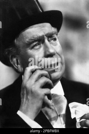 1940 ca : l'acteur et réalisateur italien ARMANDO FALCONI ( Roma 1871 - Milano 1954 ) . Père du réalisateur et écrivain Dino Falconi ( né en 1902 ). - CINÉMA - ATTORE CINEMATOGRAFICO - REGISTA - TOP Hat - cappello a cilindro --- Archivio GBB Archivio Banque D'Images