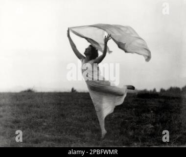 1913 CA , New York , Etats-Unis : la ballerine américaine FLORENCE FLEMING NOYES dans une danse de foulard , photo de Frances Benjamin Johnston ( 1864 - 1952 ). Des cours sont offerts en continu à New York (jusqu'en 2002) depuis 1912, date à laquelle Florence Fleming Noyes a ouvert son premier studio à Carnegie Hall. En 1921, elle a fondé deux camps à Portland, Connecticut : les neuf de Shepherd pour les femmes, et l'école junior avec des programmes distincts pour les enfants, les familles et les hommes. Avant sa mort en 1928, elle avait établi une technique, encore plus pertinente aujourd'hui; elle a créé une école à New York avec des branches à travers la co Banque D'Images