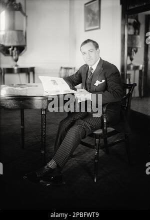 1926 CA , New York , Etats-Unis : le tenore espagnol MIGUEL FLETA ( 1897 - 1938 ) au moment du Metropolitan Opera Theatre à New York . Malgré sa courte carrière ( 1919 – 1935 ), Fleta est souvent décrit comme l'un des plus grands chanteurs d'opéra à avoir vécu. Il a eu l'honneur de créer le rôle de Calaf dans l'opéra final de Giacomo Puccini, créé à titre posthume, TURANDOT en 1926, à l'insistance du chef d'orchestre Arturo Toscanini . Au cours de sa brève mais importante carrière, Fleta a été plus admirée pour la finesse avec laquelle il a utilisé sa voix riche, flexible et large. L'aspect le plus notable de son Banque D'Images