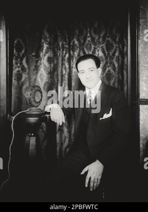 1926 CA , New York , Etats-Unis : le tenore espagnol MIGUEL FLETA ( 1897 - 1938 ) au moment du Metropolitan Opera Theatre à New York au studio pendant la séance d'enregistrement . Malgré sa courte carrière ( 1919 – 1935 ), Fleta est souvent décrit comme l'un des plus grands chanteurs d'opéra à avoir vécu. Il a eu l'honneur de créer le rôle de Calaf dans l'opéra final de Giacomo Puccini, créé à titre posthume, TURANDOT en 1926, à l'insistance du chef d'orchestre Arturo Toscanini . Au cours de sa brève mais importante carrière, Fleta a été plus admirée pour la finesse avec laquelle il a utilisé son riche, flexible, et large rang Banque D'Images
