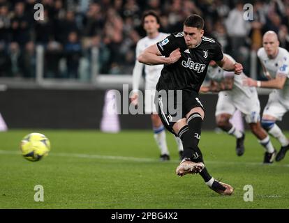 Turin, Italie. 12th mars 2023. Dusan Vlahovic du FC Juventus manque le coup de pied de la pénalité lors d'un match de football de série A entre le FC Juventus et la Sampdoria à Turin, Italie, sur 12 mars 2023. Credit: Federico Tardito/Xinhua/Alamy Live News Banque D'Images