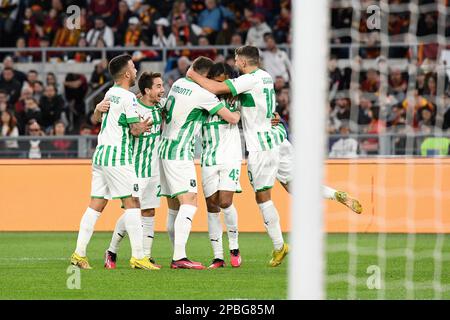 Stadio Olimpico, Rome, Italie. 12th mars 2023. Serie A football ; Roma versus Sassuolo ; les joueurs de Sassuolo célèbrent après avoir marqué le but pour 0-2 dans le crédit de 18th minutes : action plus Sports/Alamy Live News Banque D'Images