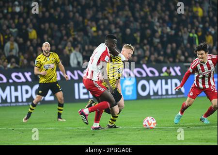 24 OUSSEYNOU BA de Olympiacos FC en compétition avec 6 JENS JØNSSON de AEK FC lors de la Super League grecque, le jour de match 26, match entre la AEK FC et la Olympiacos FC à l'OMAP Arena sur 12 mars 2023, à Athènes, Grèce. Banque D'Images