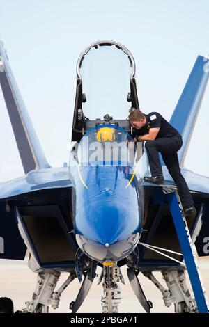 El Centro, Californie, États-Unis. 11th mars 2023. AMANDA Lee, pilote DE l'US Navy Blue Angel, aux commandes de son F/A-18E/F Super Hornet alors qu'elle s'installe dans le cockpit avant le début de la performance des Blue Angels. Le lieutenant Lee est devenu le premier pilote de chasse féminin des Blue Angels dans l'histoire de 76 ans de l'escadron sur 11 mars au salon aérien de l'installation navale d'El Centro à El Centro, en Californie, le lieutenant Amanda Lee vole la position 3 de l'équipe dans la performance de cascades acrobatiques. Son vol historique a été vu par plus de 12 000 participants. La mission de l'équipe est de mettre en valeur le travail d'équipe et le professionnalisme de TH Banque D'Images