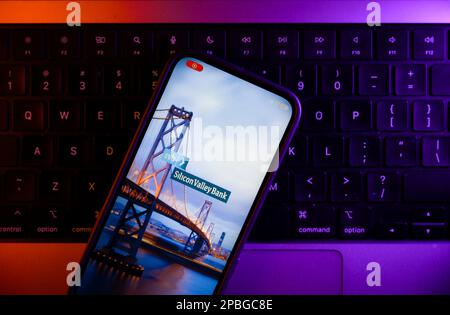 Varsovie, Pologne. 13th mars 2023. L'écran de démarrage de la Silicon Valley Bank (SVB) est visible lors du démarrage de l'application de banque dans cette illustration photo à Varsovie, Pologne, le 13 mars 2023. Silvergate, la deuxième plus grande banque de restauration pour les entreprises d'actifs numériques, a fermé ses portes cette semaine à la suite de la fermeture des régulateurs de la Silicon Valley Bank et de la perte de valeur significative de la banque Signature, très conviviale, sur le marché du NASDAQ. (Photo de Jaap Arriens/SIPA USA) crédit: SIPA USA/Alay Live News Banque D'Images