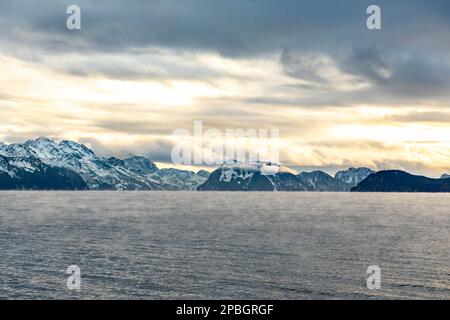 La vapeur s'élève de l'eau libre au-dessus de Resurrection Bay, dans l'Alaska de Seward, lors d'une journée froide et glaciale d'hiver Banque D'Images