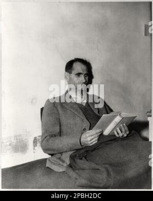 1945 , ALLEMAGNE : l'allemand SS RUDOLF HESS ( 1894 - 1987 ) réind le livre ' JUGEND ' par Ernst Claes dans la prison de Landsberg . Photo par corps spécial armée américaine . Était une figure éminente en Allemagne nazie, agissant comme adjoint d'Adolf Hitler dans le Parti nazi. A la veille de la guerre avec l'Union soviétique, il s'est envolé en solo en Écosse pour tenter de négocier la paix avec le Royaume-Uni, mais a été arrêté. Il a été jugé à Nuremberg et condamné à la prison à vie à la prison de Spandau, où il est resté jusqu'à sa mort en 1987 à la suite d'une strangulation par un cordon électrique. La cause officielle de la mort wa Banque D'Images